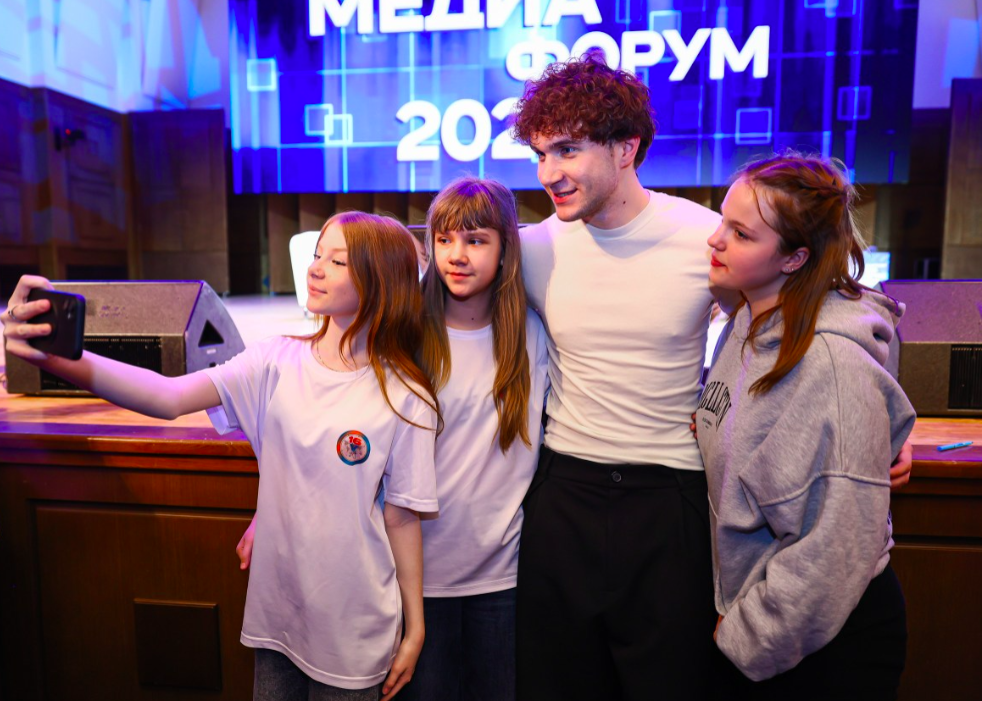 Фото Толпа школьников устроила ажиотаж на селфи и автограф с блогером Андреем Савочкиным в Новосибирске 4